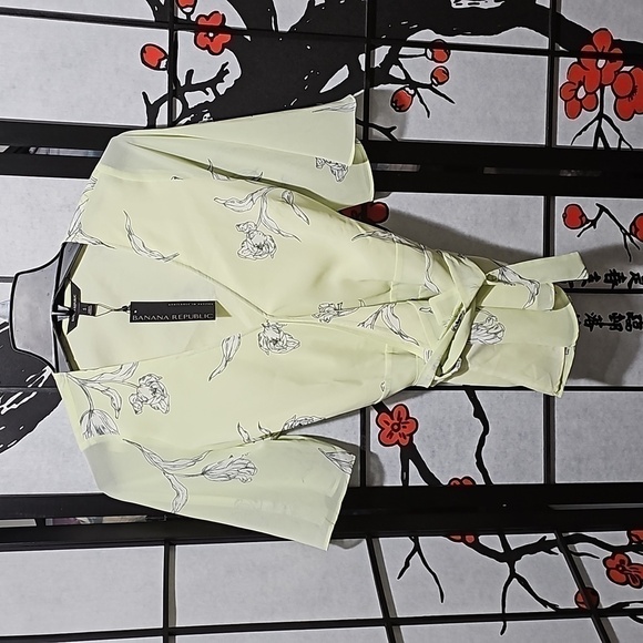 Banana Republic Short Sleeve Wrap Tie Top Blouse V Neck Size‎ Small NWT - Picture 3 of 9